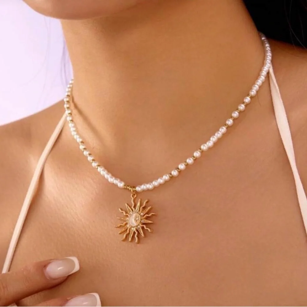 ☀️☀️☀️3 for 12$☀️☀️☀️White and Teal Beaded Necklace with Gold Sun Pendant